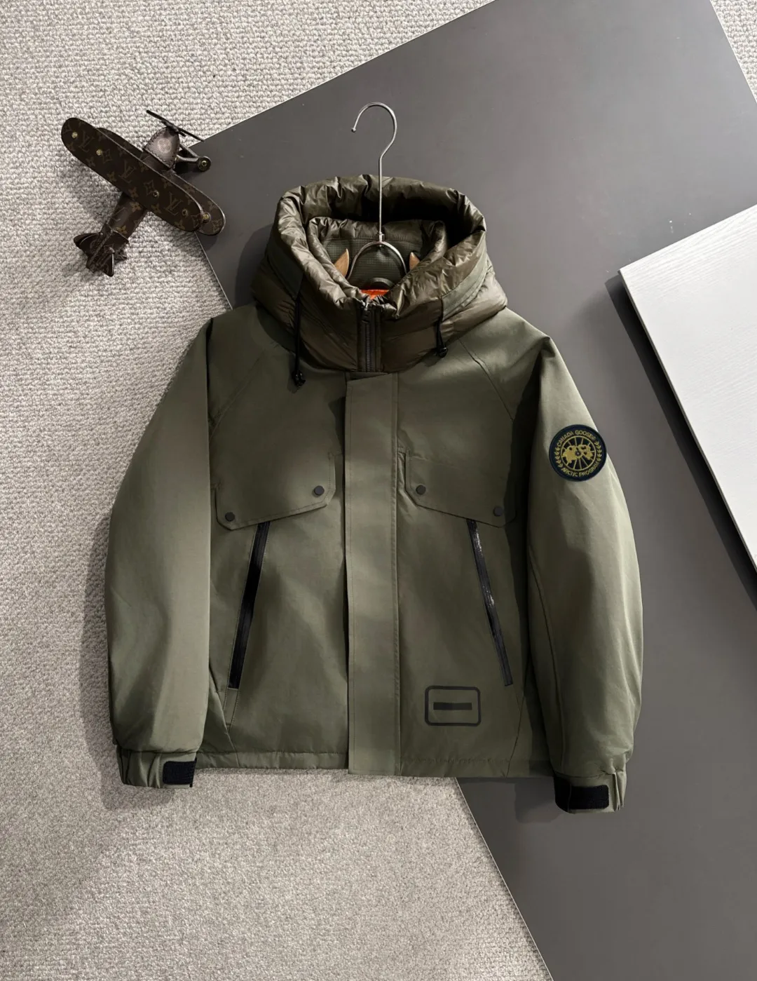Two-day delivery time P960 Big Goose 🔥🔥 High-end customization 2025 winter official website's latest popular down jacket. Original custom-made hardware accessories for customers, all imported and original customization. Welcome to compare at the counter. Absolutely high quality. Use top-grade 90 white goose down. Super soft. Filled with fluffy and full feathers. Super heavy work. Fabric workmanship is excellent. The version is super perfect. Note⚠The fabric is super comfortable. Exclusive model. High-end quality. A must-have warm and protective artifact in winter. Size: M-3XL